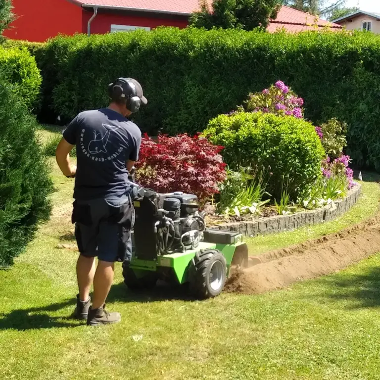 Erdarbeiten im Garten für die Installation einer automatischen Bewässerungsanlage