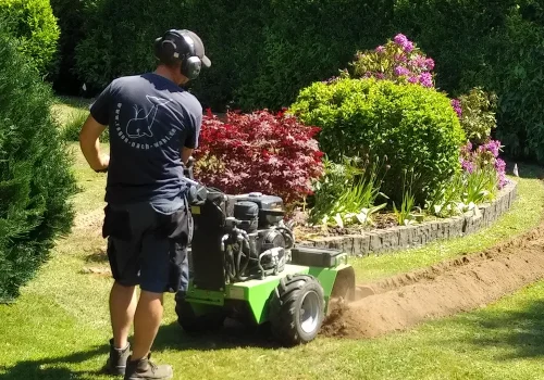 Erdarbeiten im Garten für die Installation einer automatischen Bewässerungsanlage