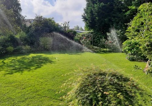 Automatische Bewässerungsanlage für Rasenflächen in einem privaten Garten